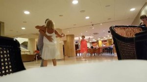 Испания, Коста Дорада, Кап Салоу, июнь 2017. Танцы в баре при отеле Cala Font под живую музыку