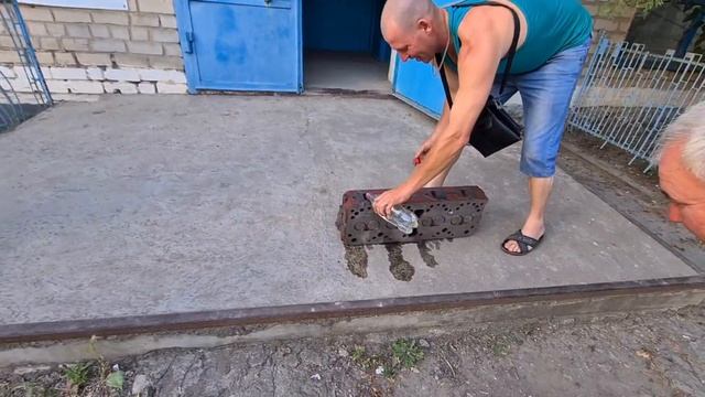 Клиенты проверяют головку СМД-22 перед покупкой