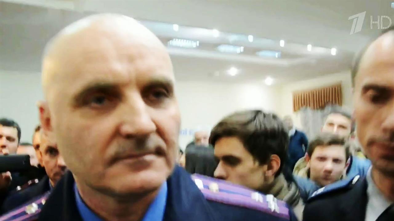 В Черкасской области Украины радикалы взяли штурмом управление полиции и выгнали нового начальника