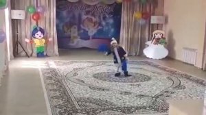 Потолок ледяной , дверь скрипучая....,а Милане без сапог даже  лучше!!!