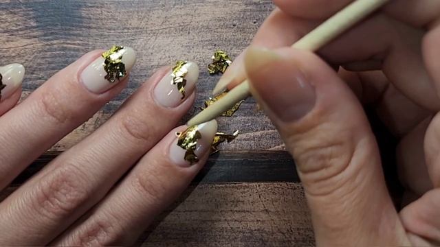 ?Легкий нежный дизайн обычными лаками с поталью и цветочными слайдерами??
