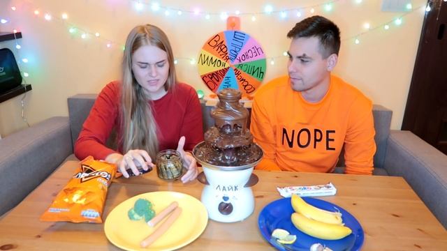 КОЛЕСО ФОРТУНЫ С ДЕВУШКОЙ ( ШОКОЛАДНЫЙ ФОНТАН + СТРАННАЯ ЕДА ) *ЧТО ВЫПАДЕТ?* смотреть онлайн