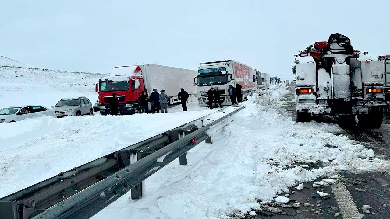 Снег парализовал трассы, люди в плену у стихии. Снежный циклон обрушился на Хабаровский край