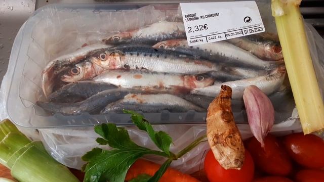 УХА ИЗ САРДИН/ТЮЛЬКИ. УХА ПО-ОДЕССКИ? С МАЛЕНЬКОЙ КИЛЬКОЙ. РЫБНЫЙ СУП ЗА 15 МИНУТ/SOUPE DE POISSONS смотреть онлайн