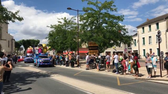 Châteauroux Tour de France 1 er Juillet 2021 Caravane publicitaire смотреть онлайн