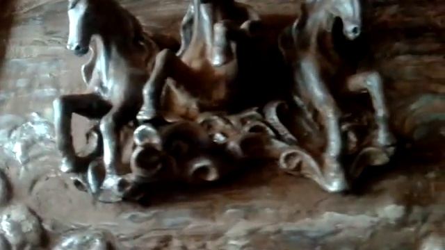 "Кони бегут по воде" горельеф 2, шпатлевка, гипс, акриловая краска водостойкая. смотреть онлайн