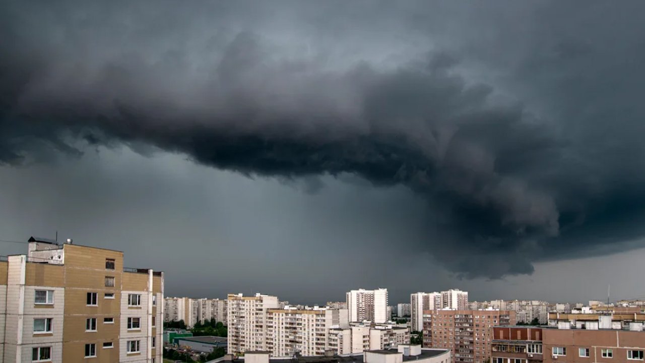 На москву надвигается ливень. Небо гроза. Штормовое предупреждение. Аномальная гроза в Москве. На Москву надвигается циклон.