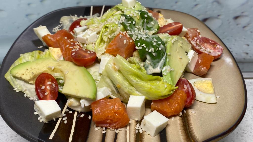 Салат с рукколой и форелью. Лёгкий и вкусный салат.