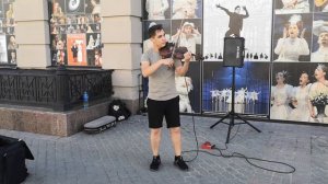 Уличный музыкант - скрипка. Улица Баумана, Казань