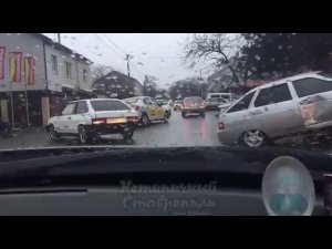 В ДТП в Ставрополе такси столкнулось с двумя легковушками