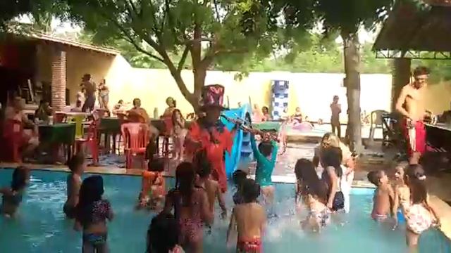 Vando do Trombone na piscina tocando para as crianças смотреть онлайн