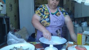 Приготовила рис, пожарила мойву, испекла заливной пирог с луком и яйцом.