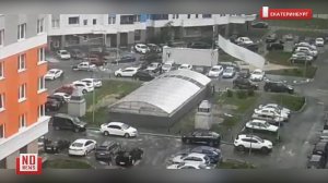 Ураган в Екатеринбурге. Ветер срывает крыши и валит деревья