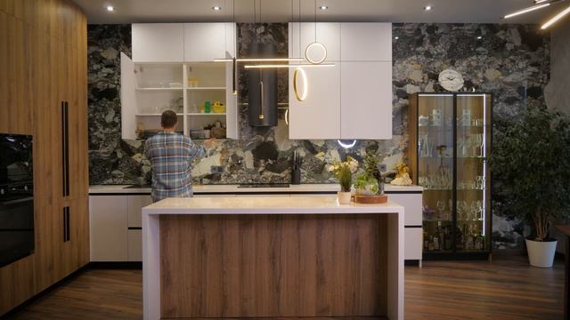 СОВРЕМЕННЫЙ ДИЗАЙН КУХНИ С ВЕЛИКОЛЕПНОЙ АКЦЕНТНОЙ СТЕНОЙ | Обзор кухни и рум-тур | ДИЗАЙН МЕБЕЛИ смотреть онлайн