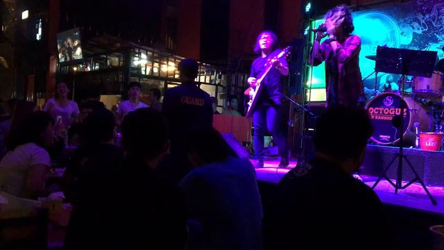 วงOver Jump - ลืมไปก่อน @ Octoguz บ้านโสด смотреть онлайн