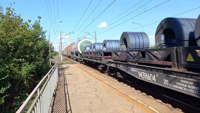 Тепловоз 2ТЭ25КМ-0283 с перегоняемыми тепловозами ТЭМ18ДМ-826, ТЭМ18Д-107 и грузовым поездом