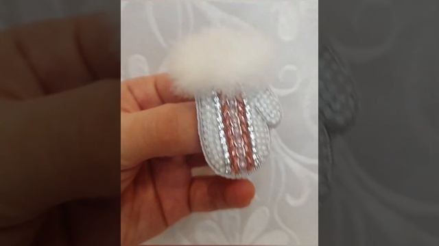 Брошь из бисера "ШапочкаВарежка" #брошьизбисера #брошьназаказ #брошь #брошьручнойработы