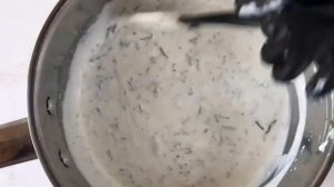 Соус для мяса и овощей сметанно-сливочный чесночный.