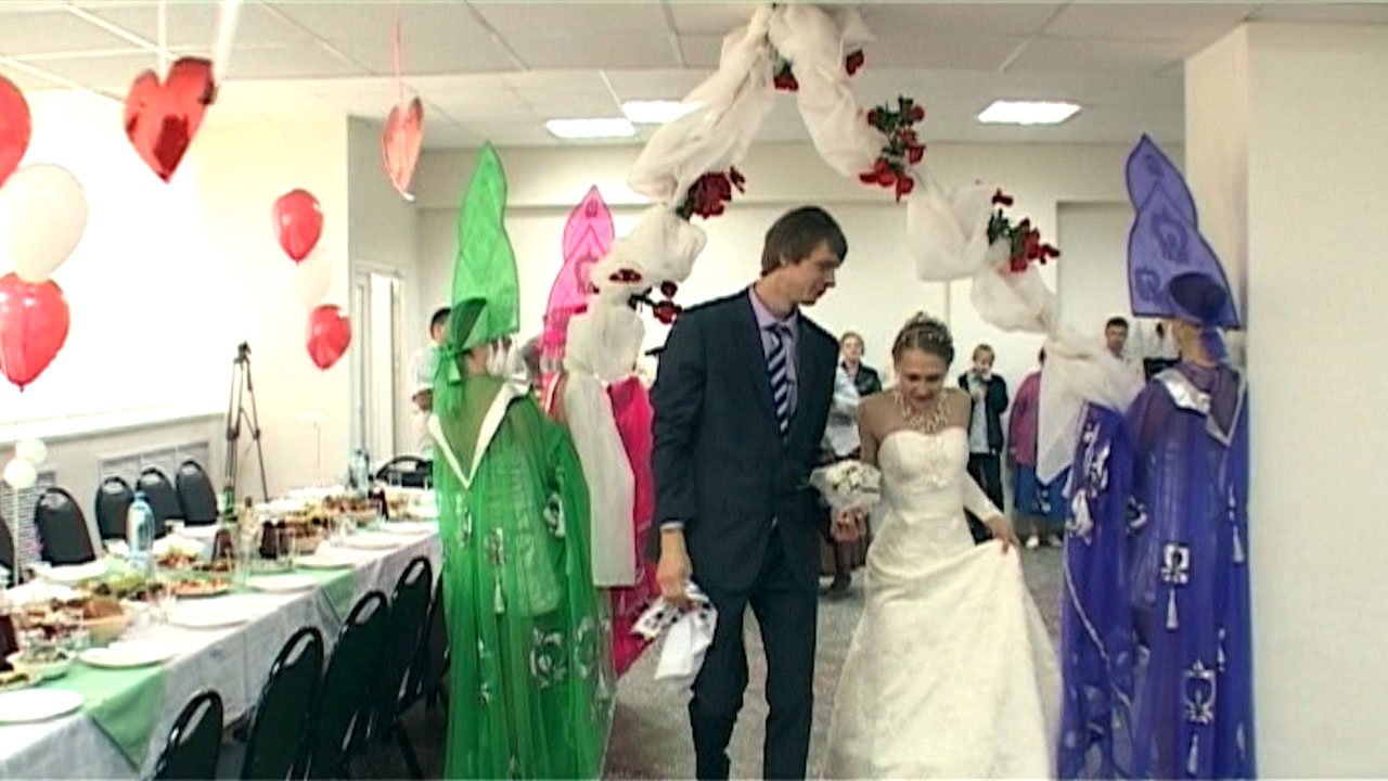 По русскому обычаю молодых на свадьбе встречали хлебом солью смотреть онлайн