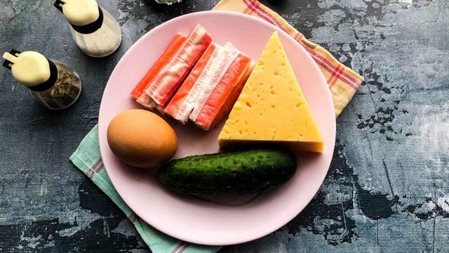 Сырный рулет с крабовыми палочками