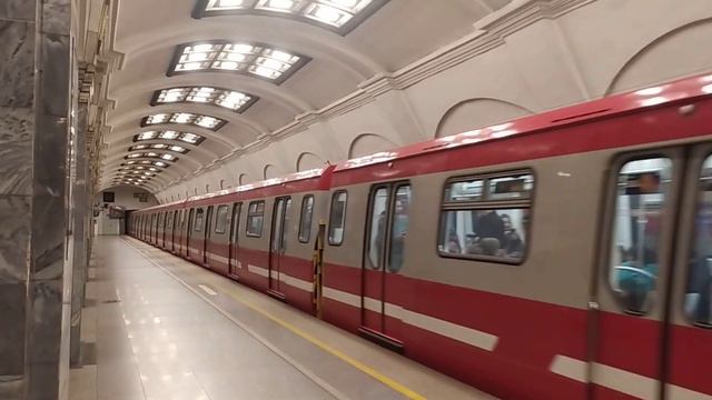 Метропоезд 81-722.1/723.1/724.1 «Юбилейный» маршрутом №122 "Девяткино - Проспект Ветеранов"