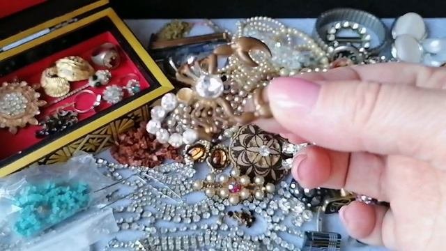 109. Распаковываем лом винтажной советской и чехословацкой бижутерии. ? Часть 3.