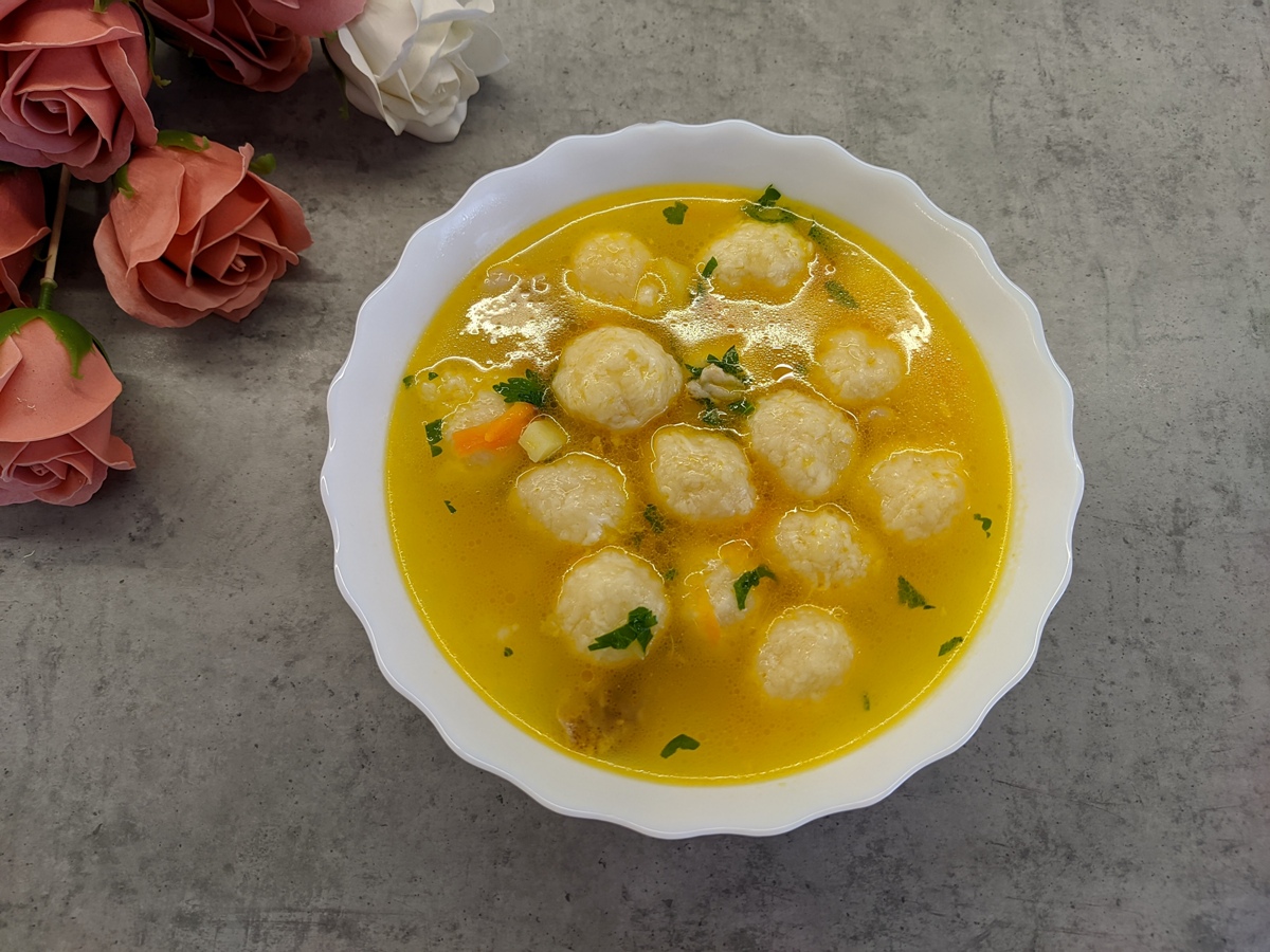 Шаров супы. Овощной суп с сырными шариками. Яичные шарики в суп. Аньолини в бульоне с сыром. Мацовые шарики в супе.
