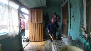 АБОРИГЕНКА. ЖИЗНЬ В ГЛУБИНКЕ / ЖИЗНЬ ЗА КАДРОМ / УБОРКА НА ВЕРАНДЕ. ДОМ В ДЕРЕВНЕ