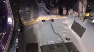 Шкода Рапид в салоне на полу родной шумоизоляции практически нет, только какой-то жалкий минимум