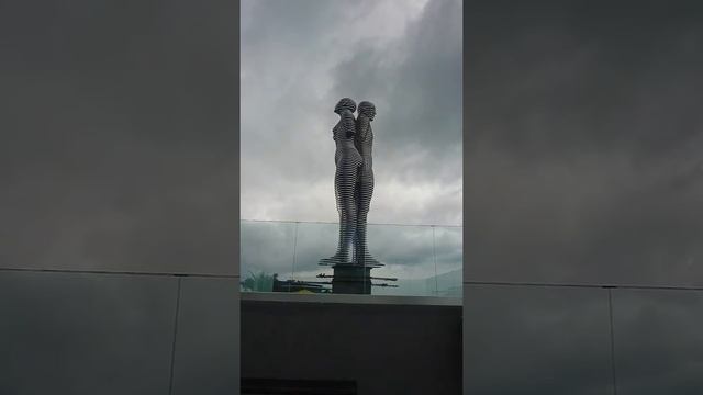 Статуя Али и Нино