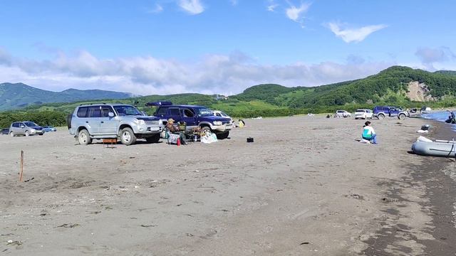 Прогулка вдоль берега Авачинской бухты на окраине Петропавловска-Камчатского