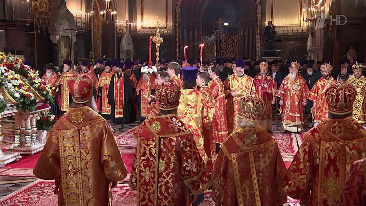 Миллионы православных верующих отмечают главный церковный праздник