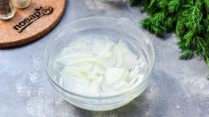 Салат из селедки с луком и горошком