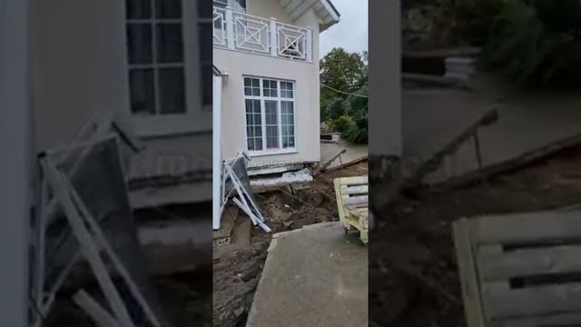 05.10.2021г.В Сочи оползнем повреждены 20 жилых домов. Последствия сильных дождей в Сочи. смотреть онлайн