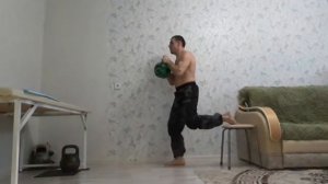 Силовое упражнение для ног и удара с гирей 16кг