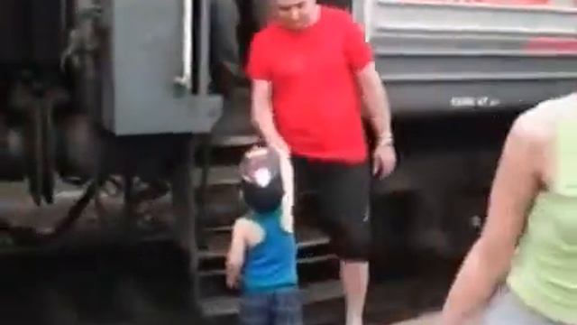 Мальчик приветствует пассажиров