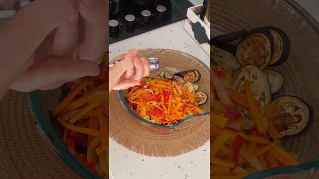 Маринованные баклажаны с овощами .