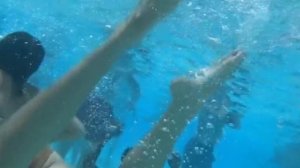 Девушка делает кувырок под водой