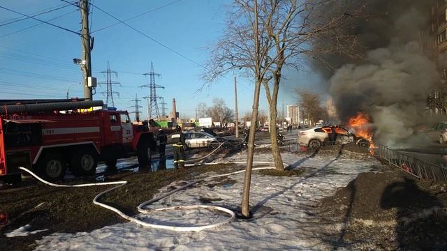 Пожар на Ириновском пр. в Санкт-Петербурге, сгорела БМВ Х6 (часть 3). смотреть онлайн