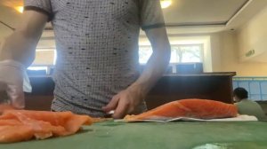 Как нарезать лосось для суши и роллы. How to cut salmon for sushi and rolls.