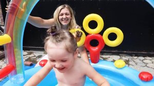 Надуваем детский игровой бассейн с горкой и купаемся вместе с Мией!