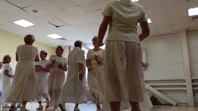 Веселые Ромашки: Забавный Танец Мудрых Бабушек.