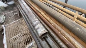 Подняли двойную колонковую из скважины. Керн в приемной трубе!