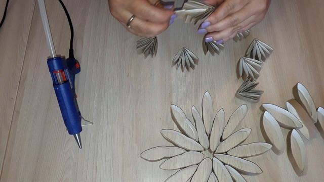 DIY Красивый декор на стену из туалетных втулок//Recycled Toilet Paper Roll Wall Art