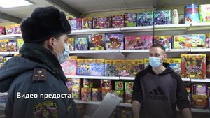 Искусственную ёлку сожгли сотрудники МЧС, чтобы напомнить: петарды — не игрушка