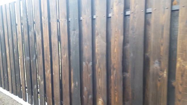 3D. Деревянный забор из обожённых досок в шахматном порядке. смотреть онлайн