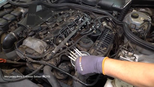 Hoe een gloeibougies vervangen op een MERCEDES W210 [HANDLEIDING AUTODOC] смотреть онлайн