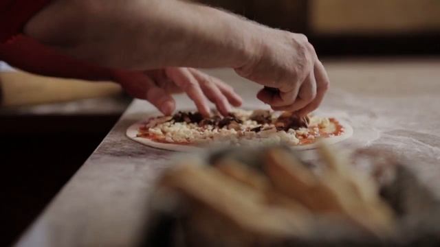 Пицца в ресторане итальянской кухни «У Андре» смотреть онлайн