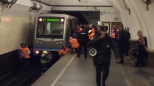 Человек попал под поезд Метро ст. Арбатская 15.04.13