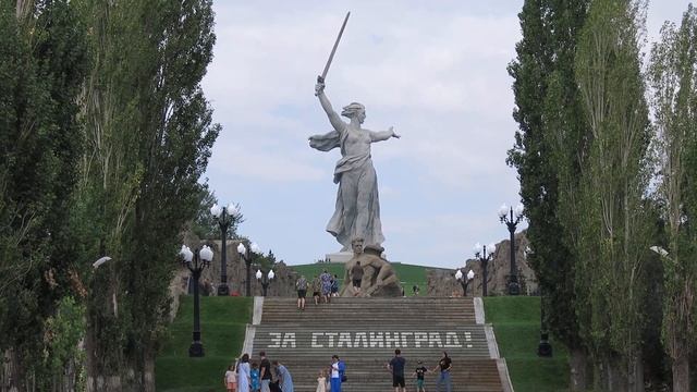 28.08.2023. Россия. Волгоград. Мамаев Курган. Аллея пирамидальных тополей. Часть 3 смотреть онлайн